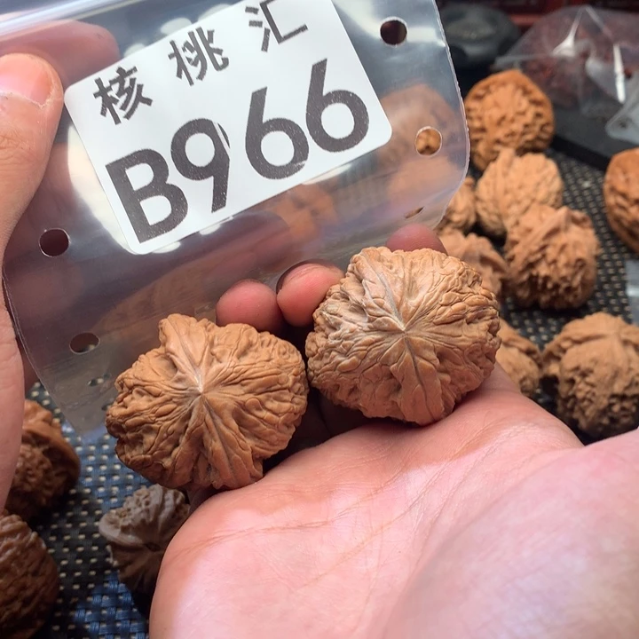 文玩核桃吊坠骨王