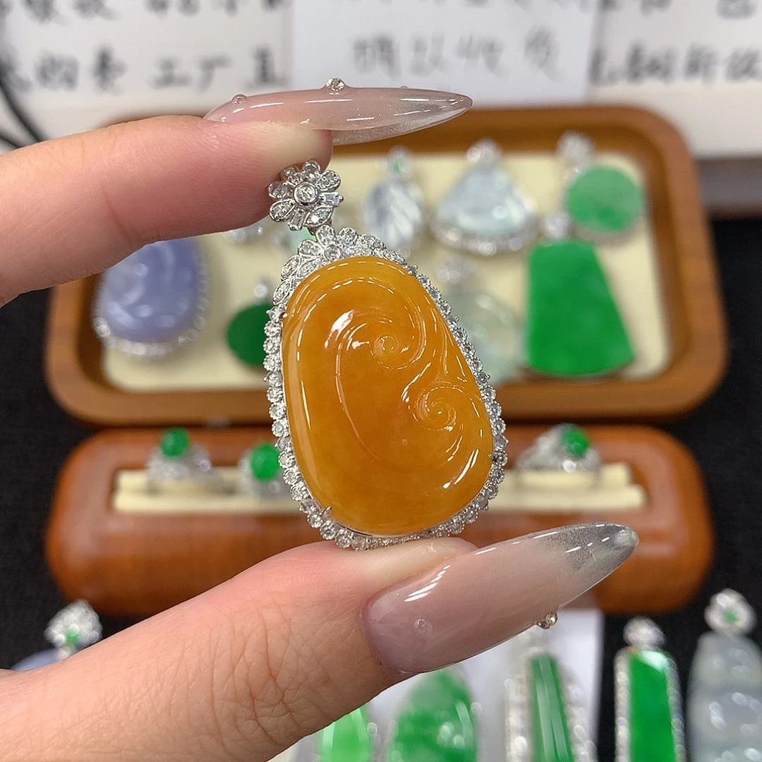 翡翠18K金镶嵌颈饰如意