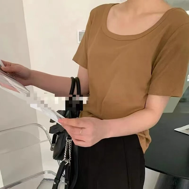 焦糖色显白方领贴身正肩T