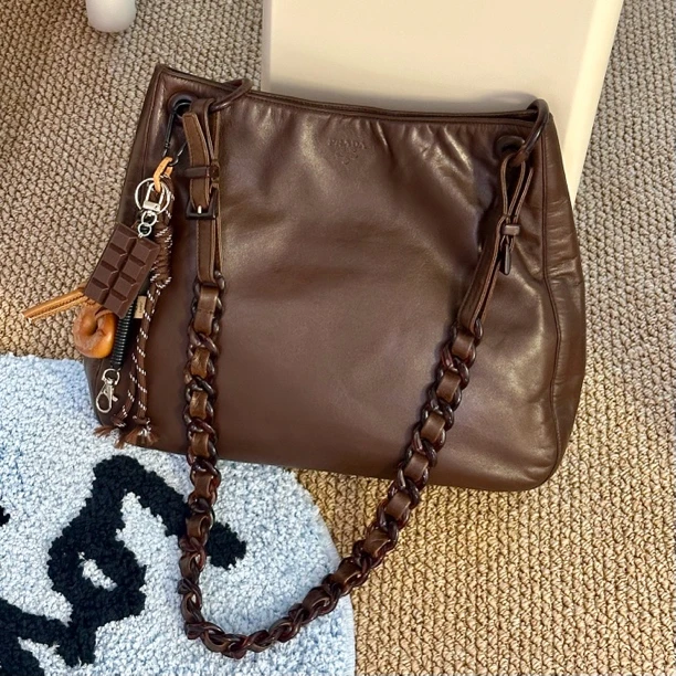 95新 Prada/普拉达 巧克力色单肩包亚克力链条
