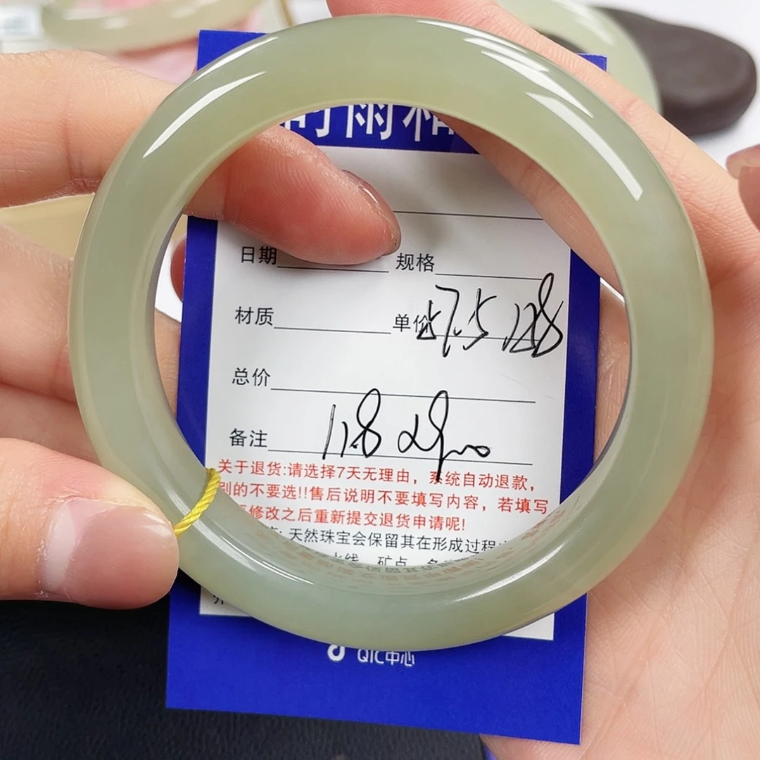 你***人和田玉未镶嵌手镯