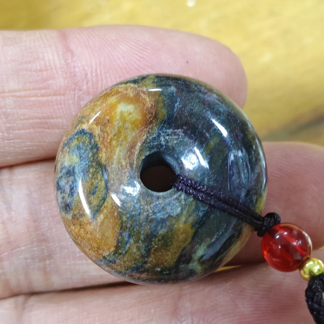 龙泗水砭石疗养院昆仑平安扣手把件