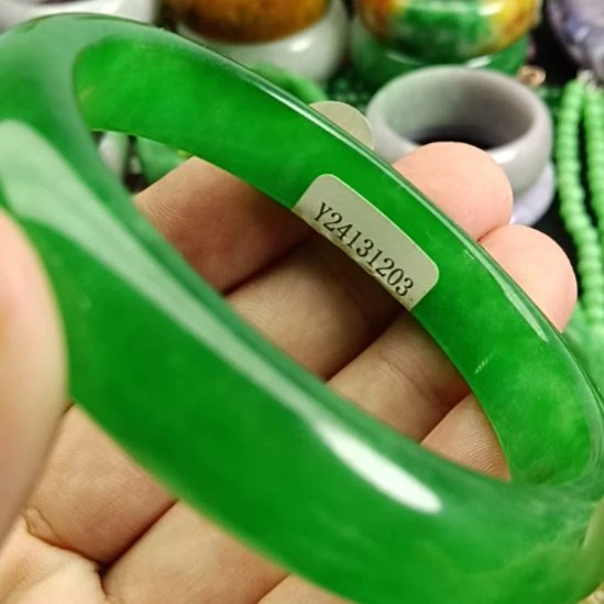 刘***黄翡翠未镶嵌颈饰翡翠