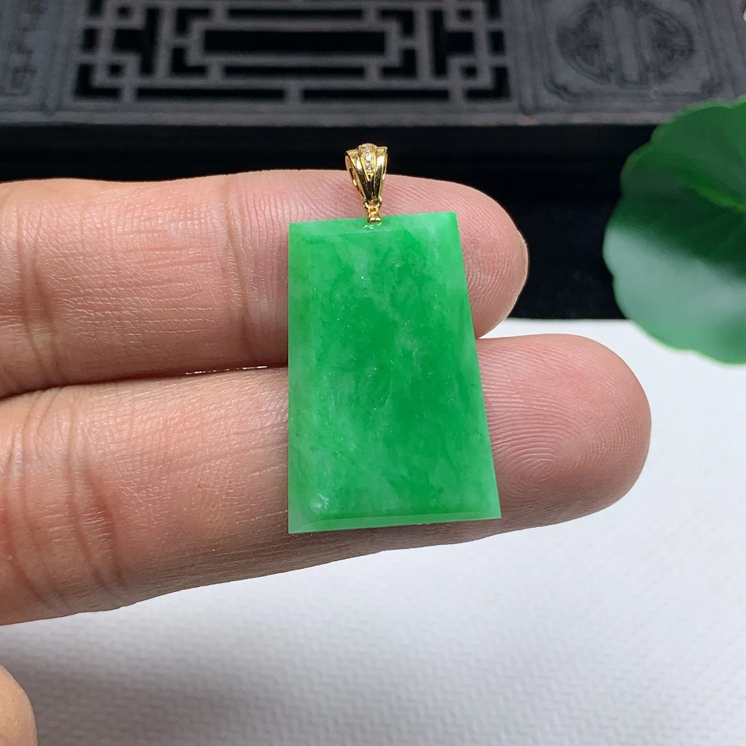 缅甸天然翡翠A货18K金扣飘阳绿素面牌吊坠尺寸26.5*17.6*3.3mm