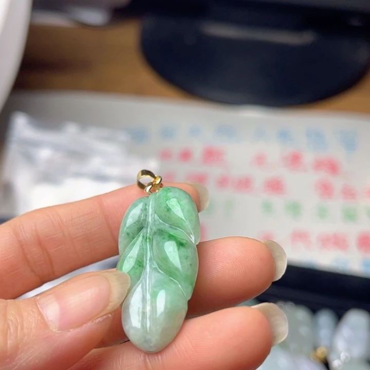 翡翠未镶嵌颈饰带色叶子