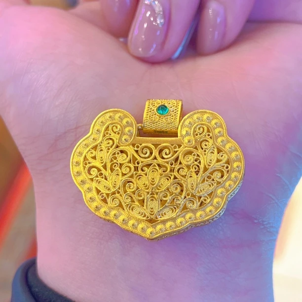 足金镂空花丝珐琅彩锁