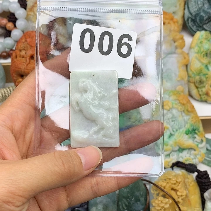 翡翠未镶嵌颈饰虎**空翡翠