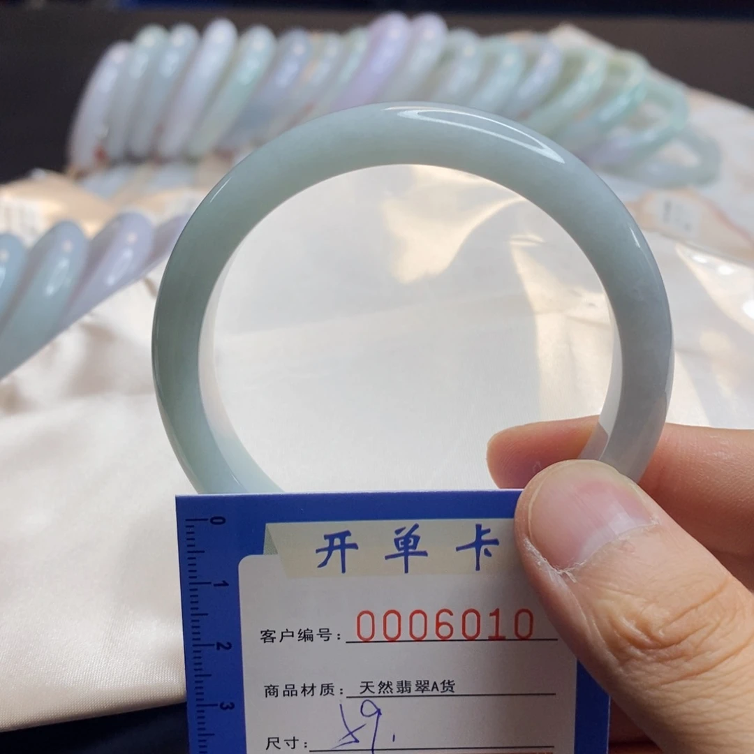 翡翠手镯未镶嵌翡翠
