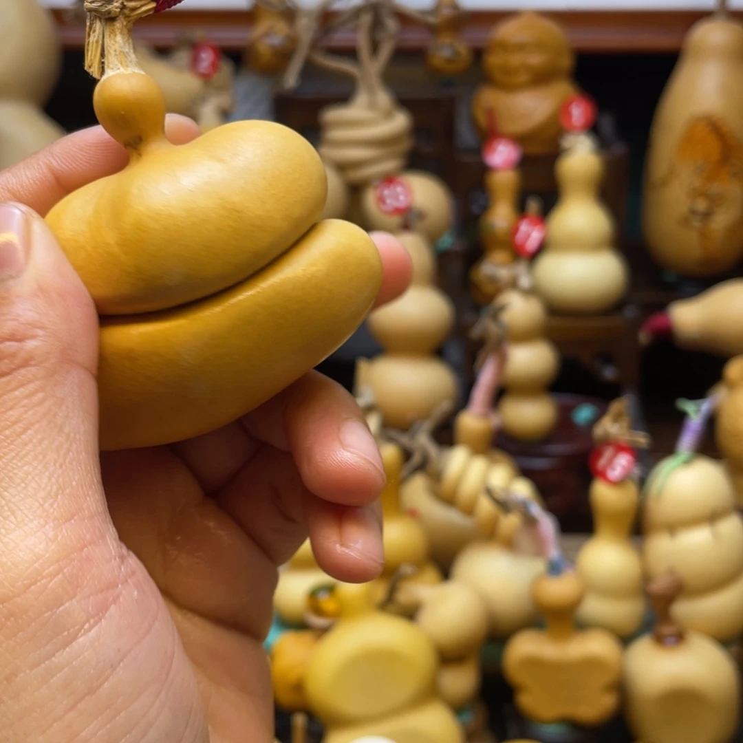 用****5葫芦等多种颜色的花灯点缀在