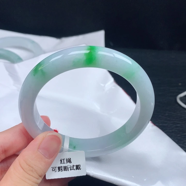 翡翠手镯未镶嵌。