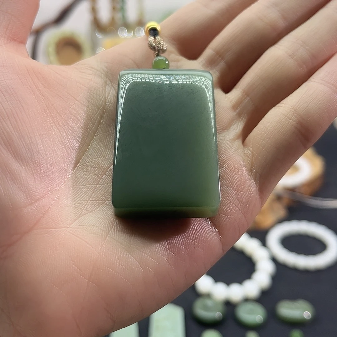 和田玉未镶嵌颈饰俄碧-鸭蛋青-无事牌