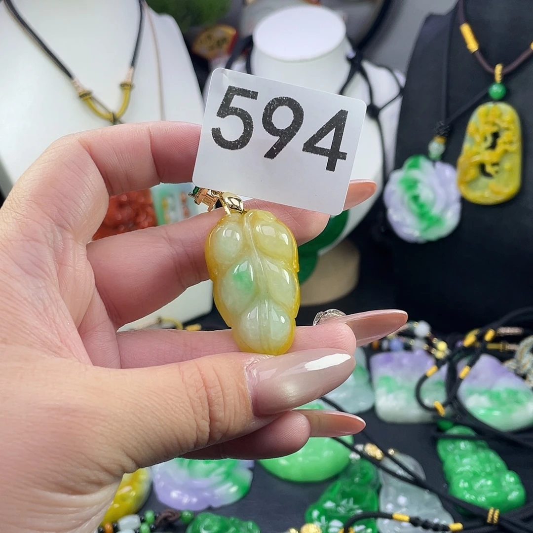 翡翠未镶嵌吊坠(赠链)