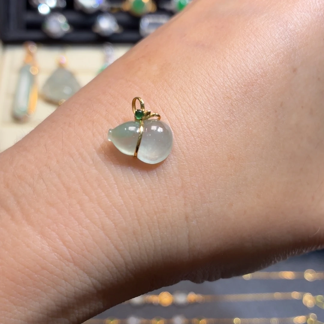 翡翠18K金镶嵌颈饰