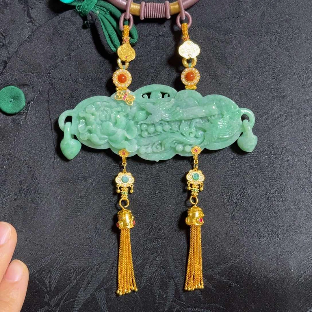 翡翠颈饰未镶嵌满绿如意锁