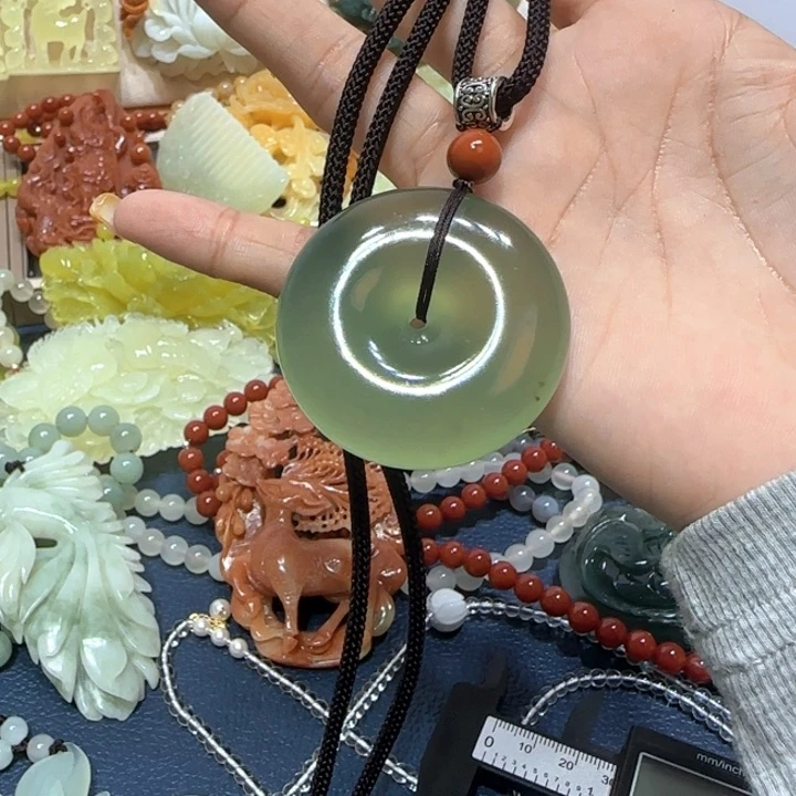 未镶嵌蛇纹石玉吊坠