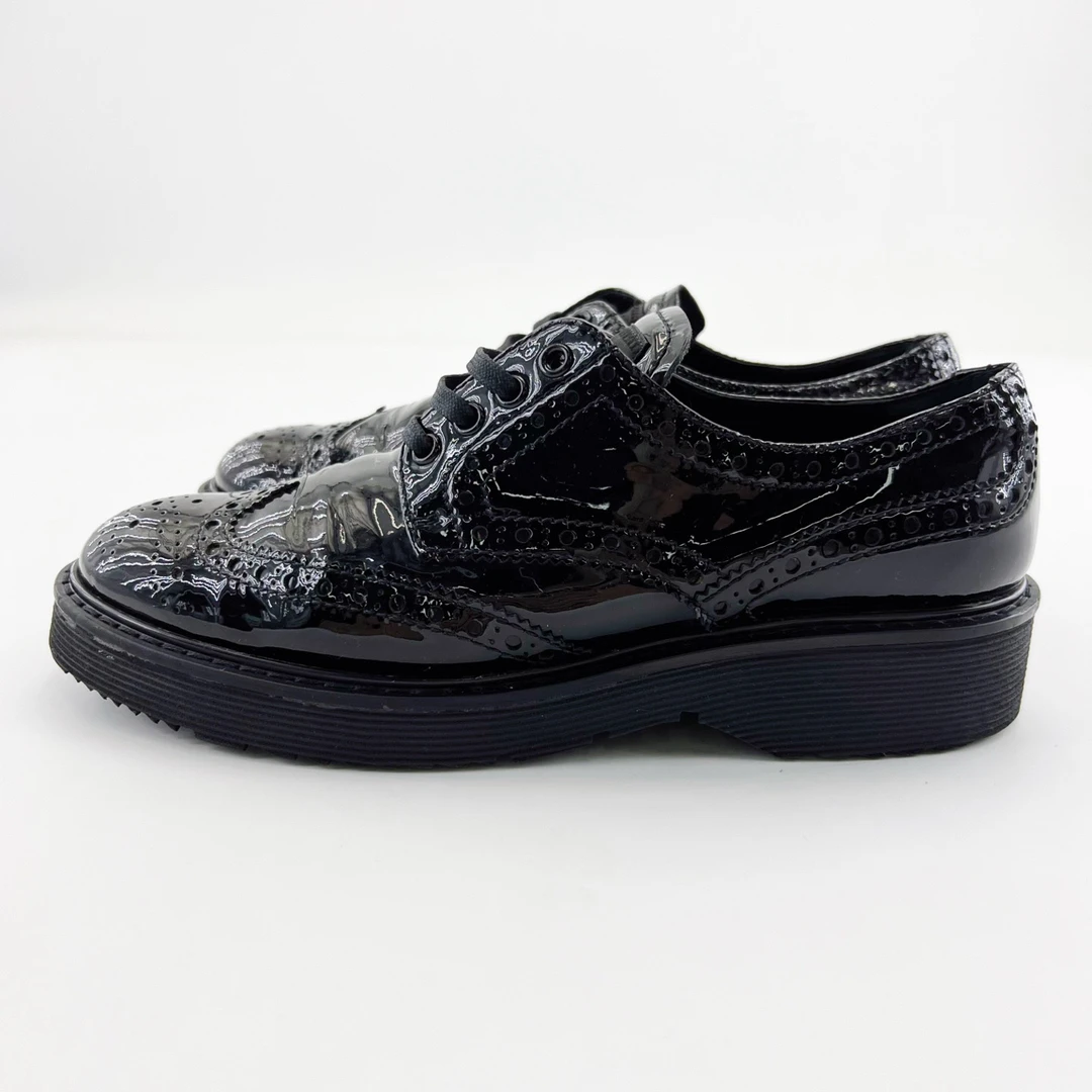 95新 Prada/普拉达 37.5码/黑色雕花布洛克漆皮厚底皮鞋/16209343