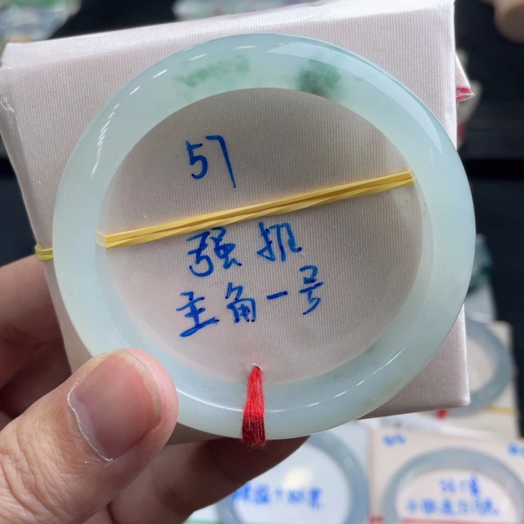翡翠手镯未镶嵌翡翠手镯