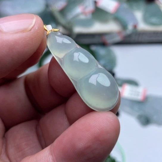 用***9翡翠18K金镶嵌颈饰挂件