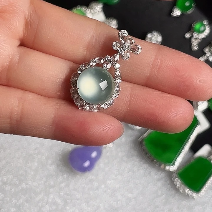 翡翠18K金镶嵌颈饰吊坠