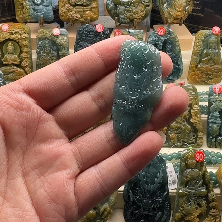 翡翠未镶嵌颈饰小龙