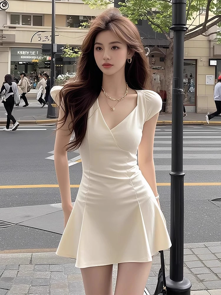 V领短袖连衣裙女2025新款夏季超好看独特别致绝美法式收腰a字裙子