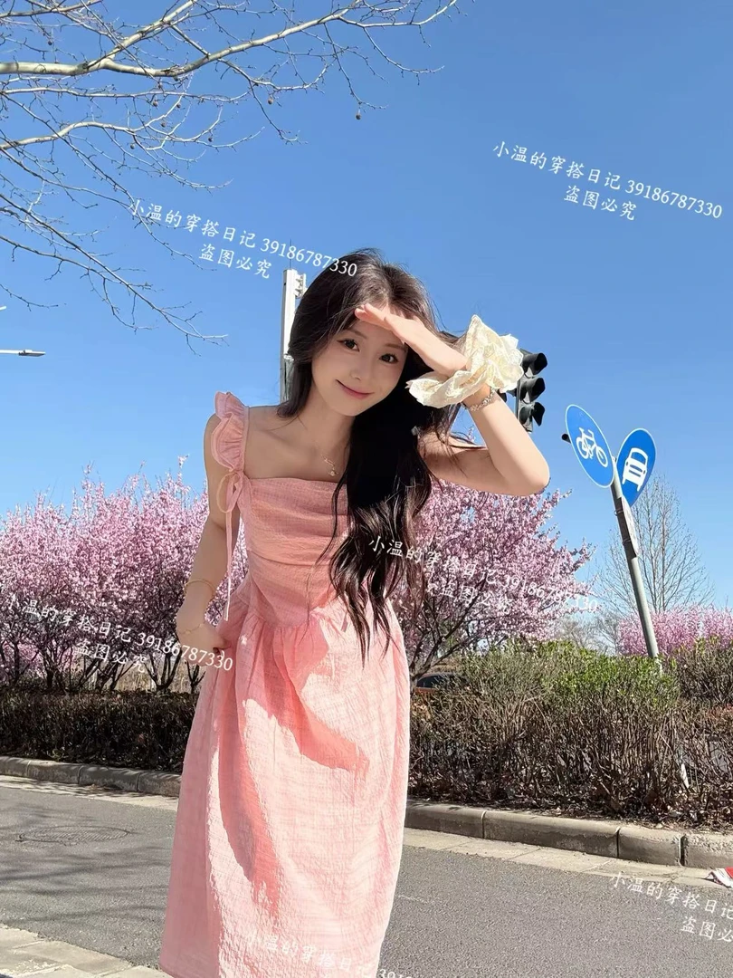 法式气质粉色吊带连衣裙子女夏季2025新款小飞袖海边度假收腰长裙