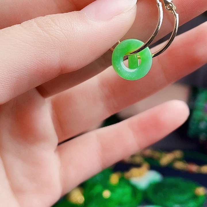翡翠未镶嵌颈饰多样性
