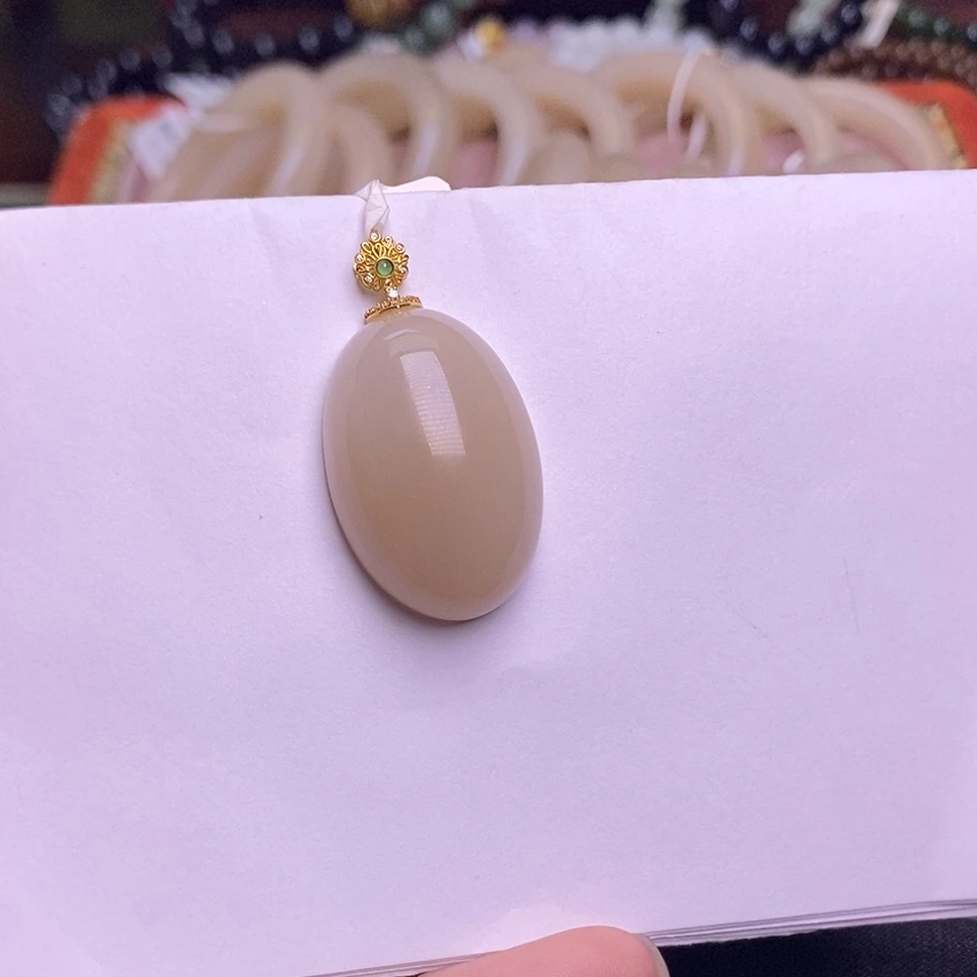 和田玉未镶嵌颈饰藕粉金镶红粉蛋面