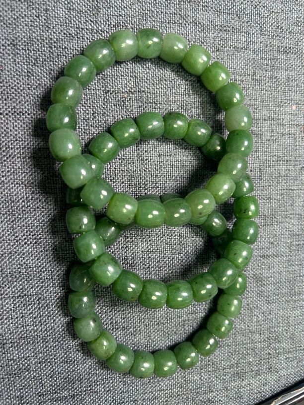 和田玉碧玉红皮老料直切单圈手串9X10毫米。拍一发一多样性发货