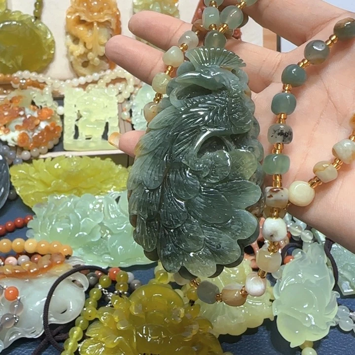 未镶嵌蛇纹石玉吊坠