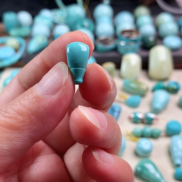 卡***卡绿松石未镶嵌颈饰