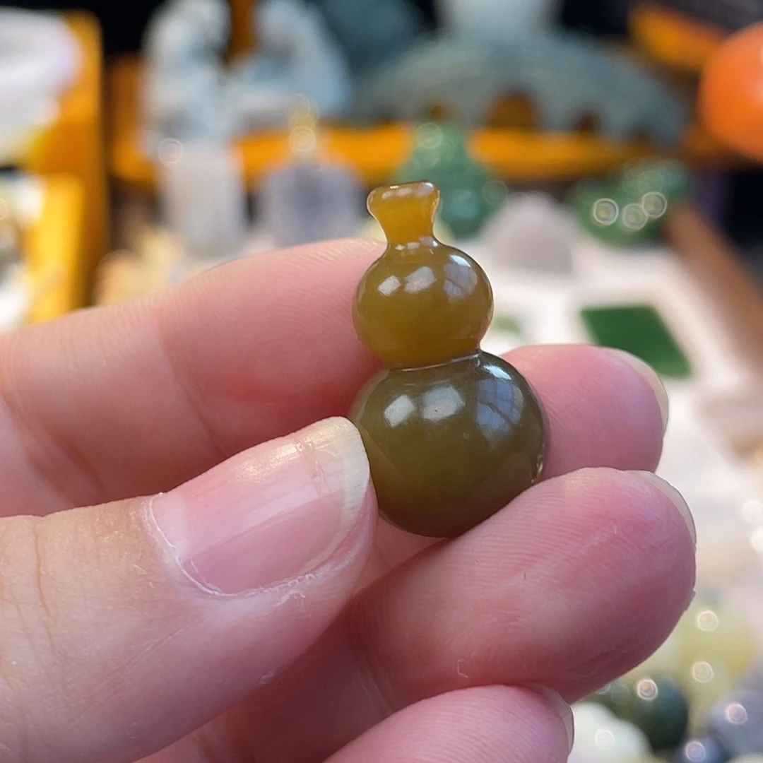 苇***度和田玉未镶嵌颈饰