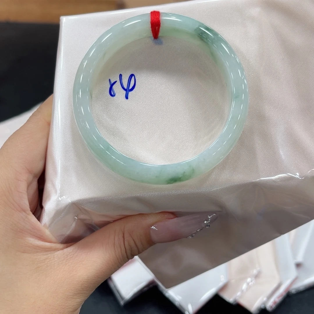 翡翠手镯未镶嵌翡翠