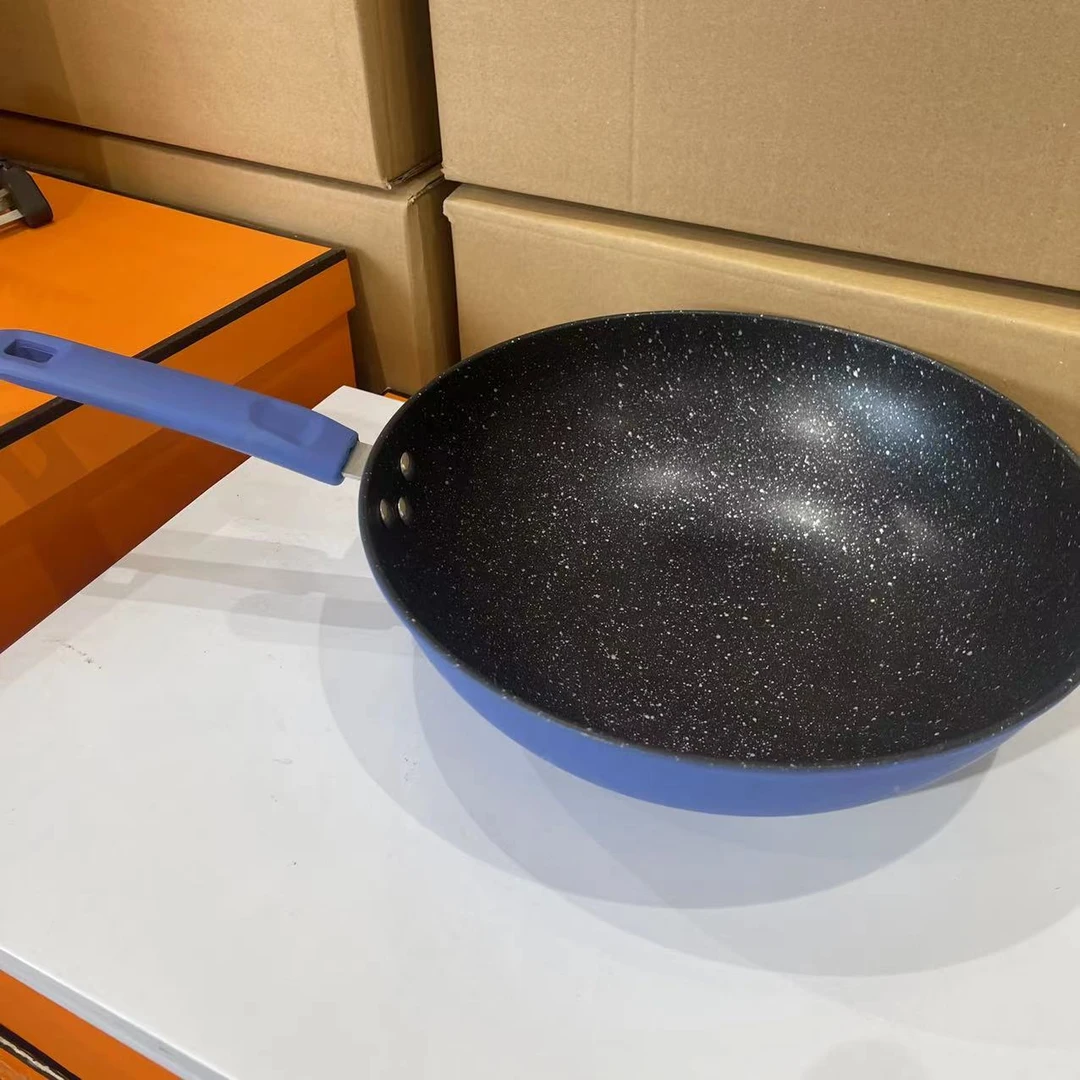 蓝钻炒锅家用炒锅不易粘锅精铁新款无涂层轻便平底炒菜锅厨具