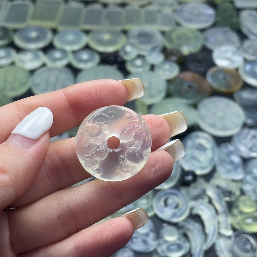 岫玉未镶嵌颈饰貔貅扣