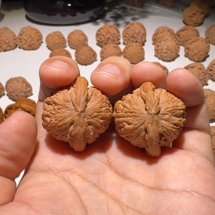 文玩核桃吊坠白狮子