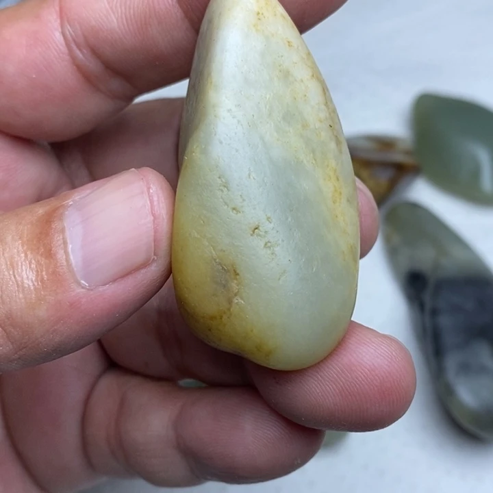 紫***儿和田玉（糖玉）未镶嵌颈饰