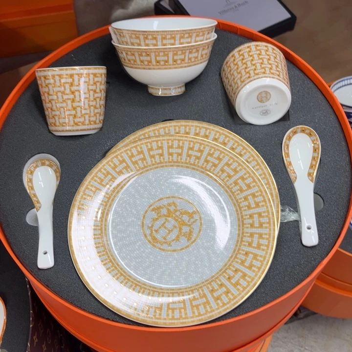 瓷片书斋里有个人在我