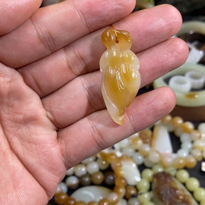 颈饰未镶嵌和田玉新疆且末金山矿糖白兰花吊坠