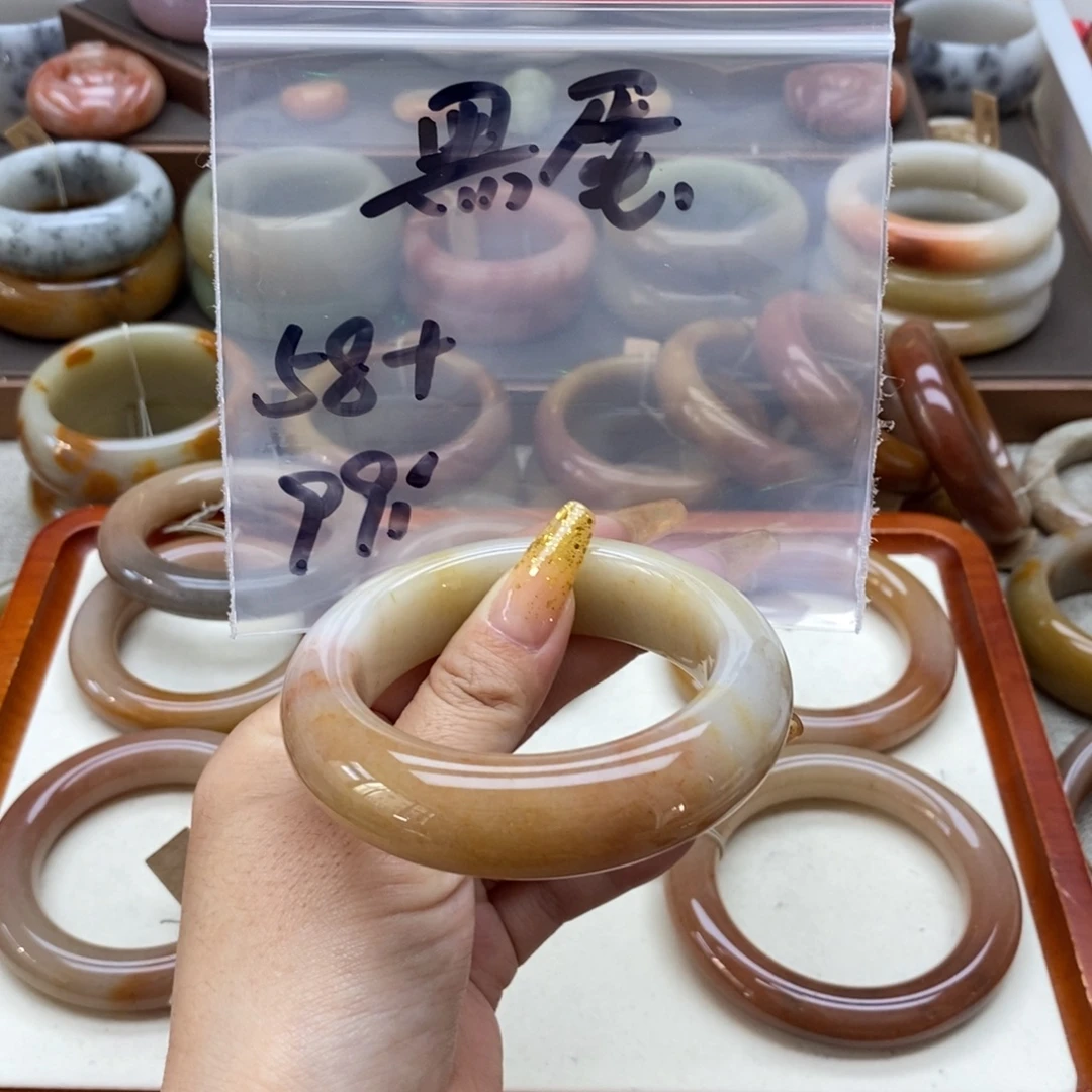 黑***妞石英质玉未镶嵌手镯