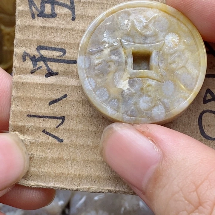 颈饰未镶嵌硅化珊瑚（珊瑚玉）灯**珊