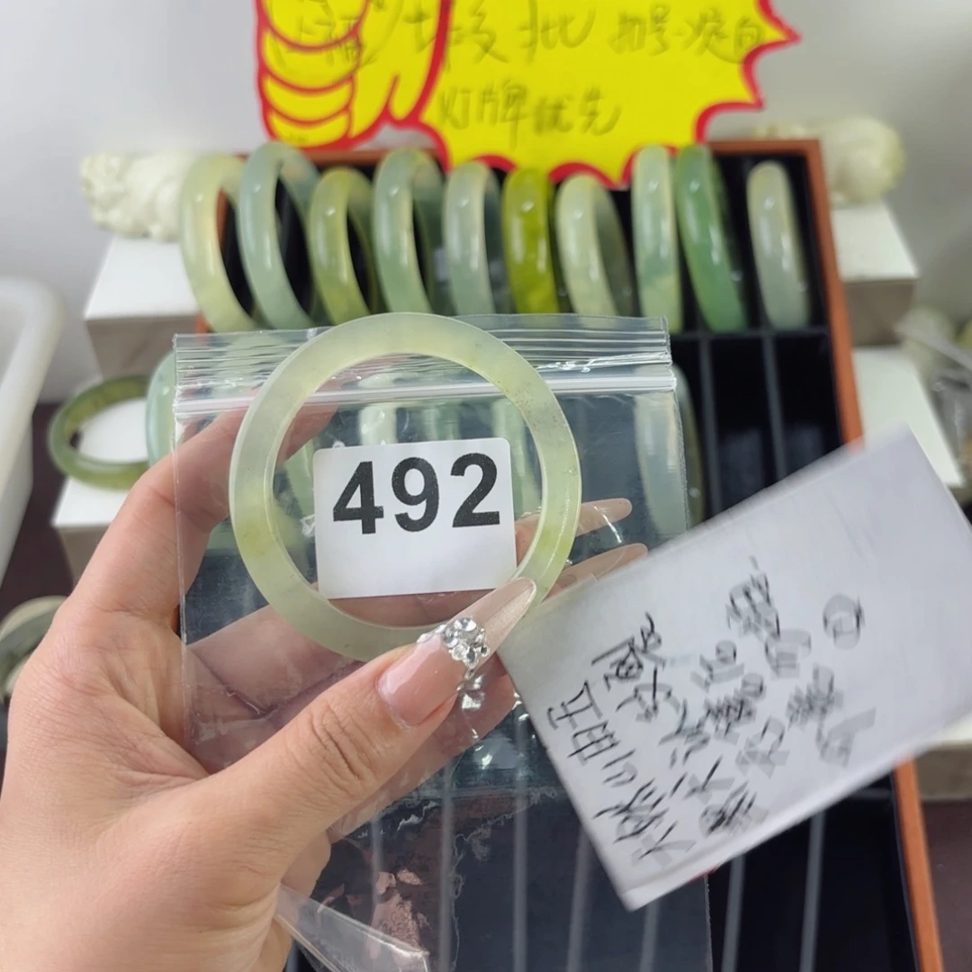 蛇纹石玉未镶嵌手镯佛**妞