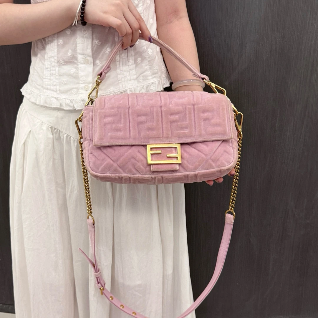 95新 FENDI/芬迪 fendi 樱花粉丝绒泡芙斜挎包K