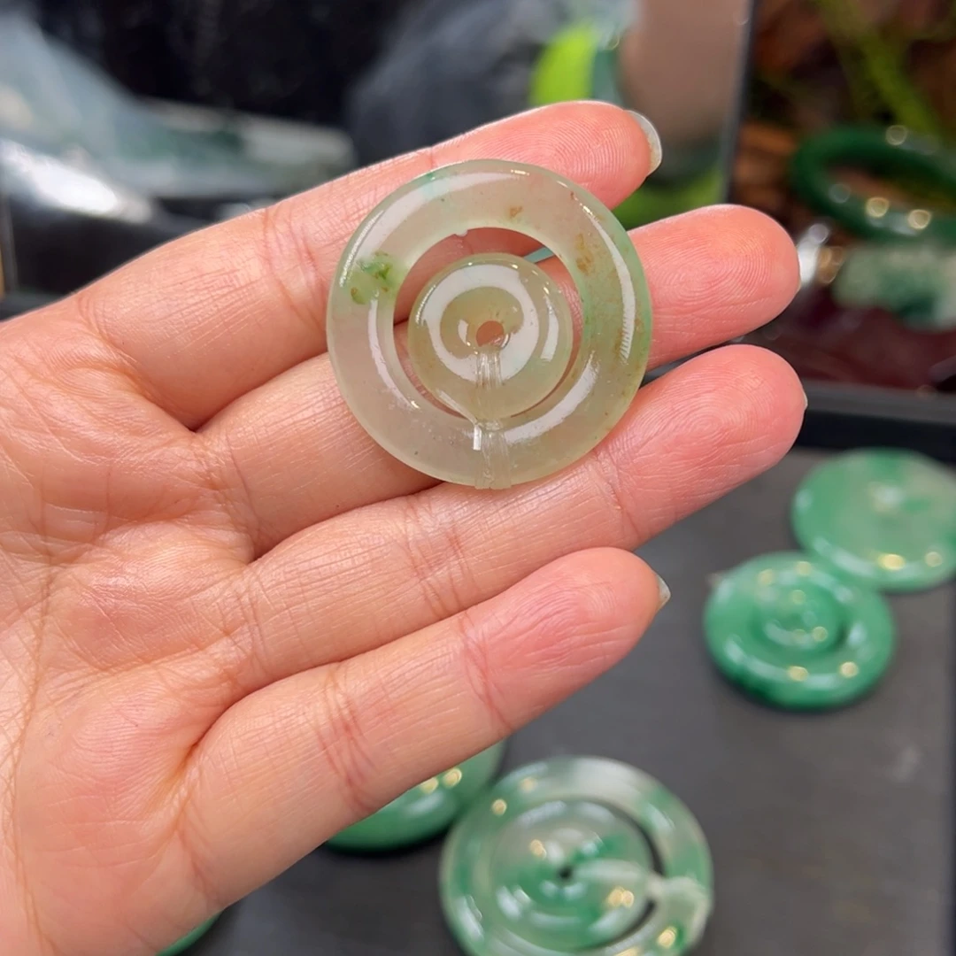 石英质玉（非洲翠）未镶嵌颈饰