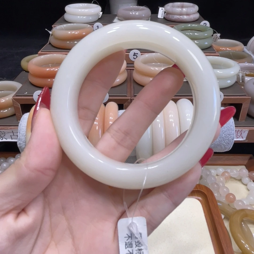 萌****石英质玉未镶嵌手镯