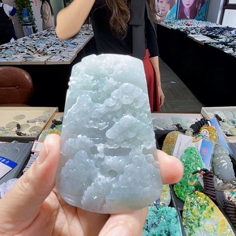翡翠未镶嵌颈饰一个