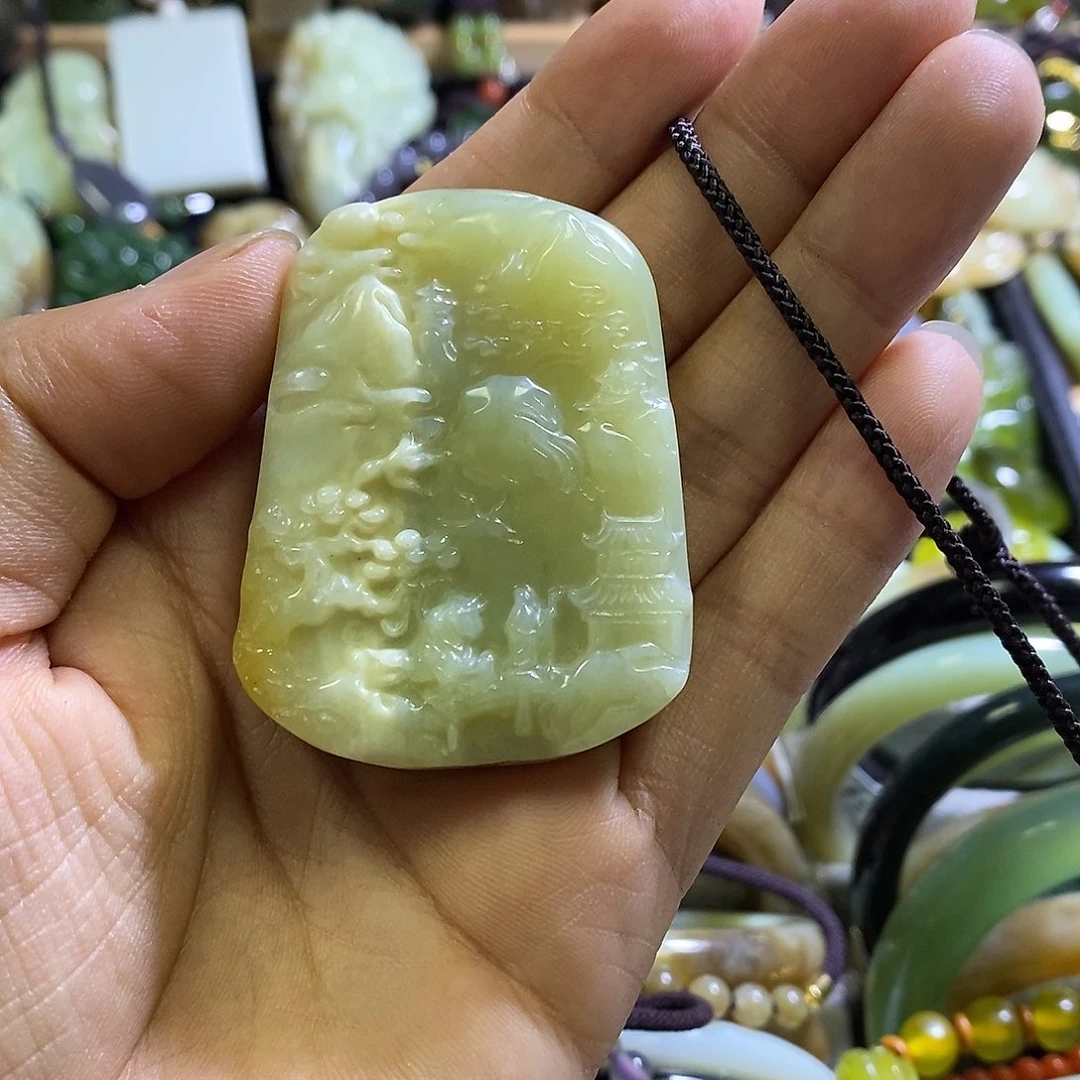 未镶嵌岫玉颈饰一个