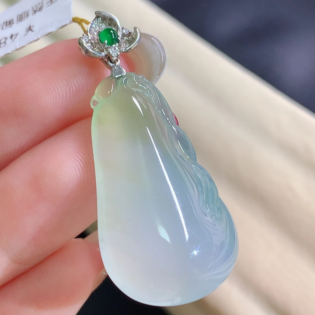 翡翠18K金镶嵌颈饰瓜