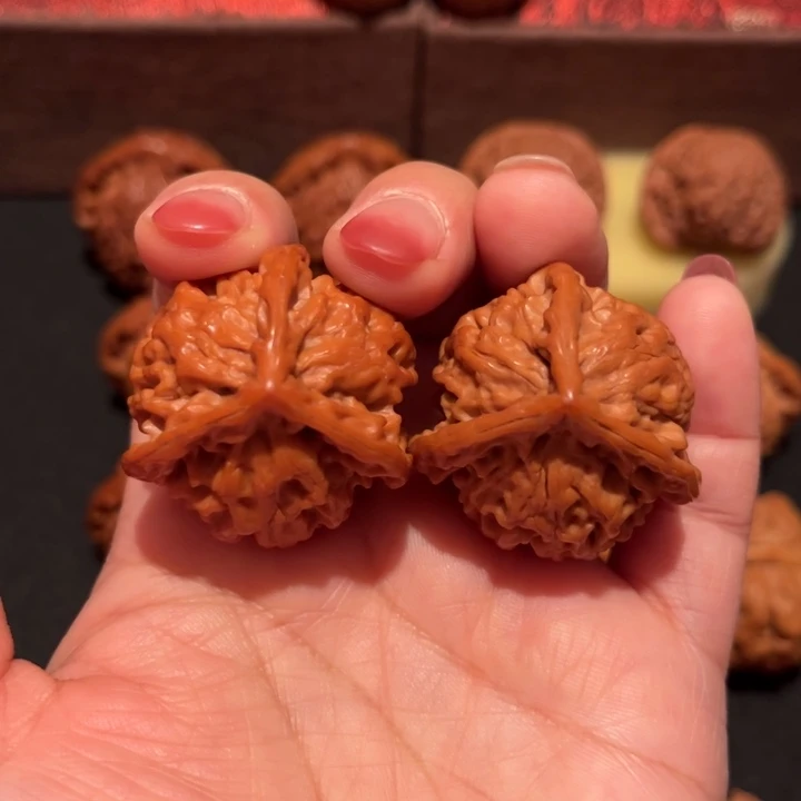 文玩核桃吊坠三棱