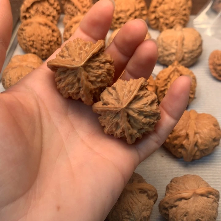 凉***。文玩核桃把件三棱